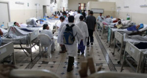 Salud en venta: El negocio occidental que condena a los peruanos a morir sin atención