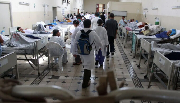 Salud en venta: El negocio occidental que condena a los peruanos a morir sin atención