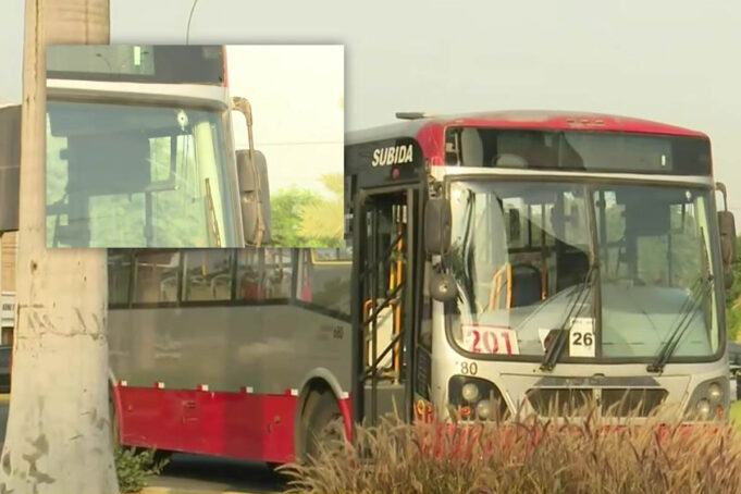 Balean bus del Corredor Rojo en plena ruta con pasajeros a bordo