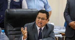 Alex Flores impulsa interpelación contra el ministro de Salud por muertes vinculadas a suero defectuoso