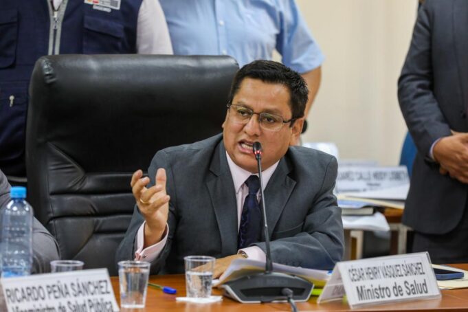 Alex Flores impulsa interpelación contra el ministro de Salud por muertes vinculadas a suero defectuoso