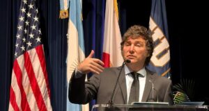 Milei se pliega a los designios de EE.UU. mientras Argentina negocia su soberanía económica