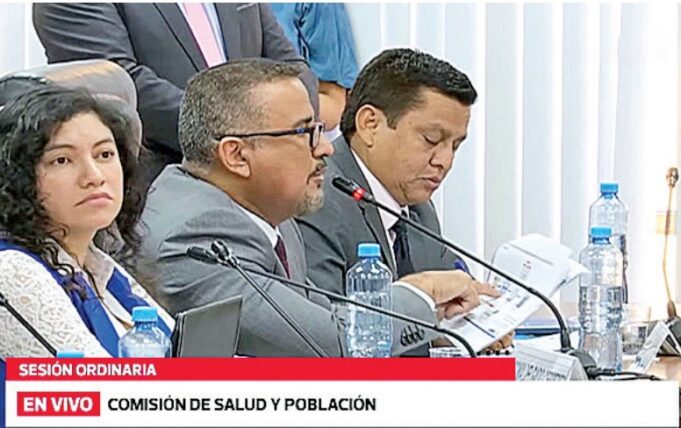 Ministro de Salud destituye en vivo a directora de la Digemid