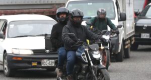 Gobierno prohíbe circulación de dos personas en una sola moto