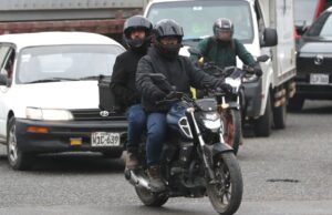 Gobierno prohíbe circulación de dos personas en una sola moto