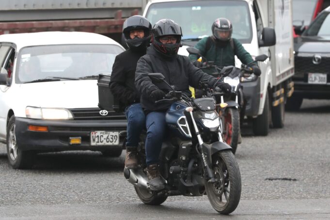 Gobierno prohíbe circulación de dos personas en una sola moto