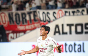 Universitario goleó al líder del Apertura Melgar de Arequipa 4-1 y quedó a un punto de «rojinegros»