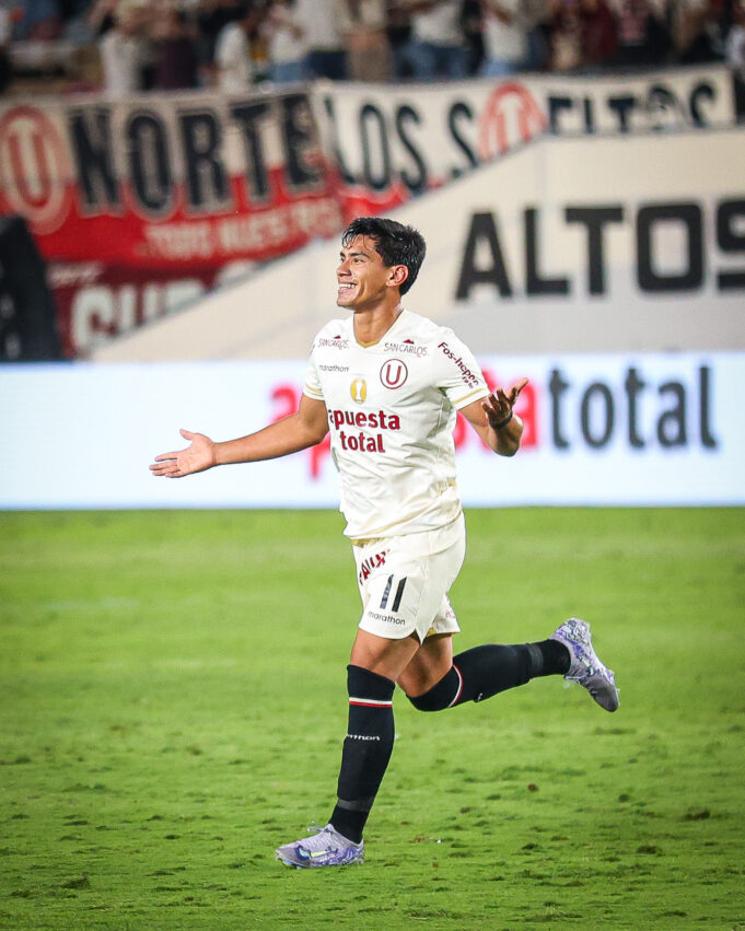 Universitario goleó al líder del Apertura Melgar de Arequipa 4-1 y quedó a un punto de «rojinegros»