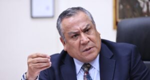 Adrianzén anuncia continuidad de Olmos… mientras agricultores exigen respuestas