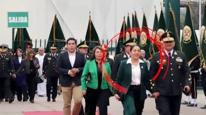 Comandante de la PNP viajó a Colombia en misión oficial acompañado de su pareja, suboficial de la institución