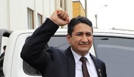 Vladimir Cerrón arremete contra Interbank: «La usura bancaria sigue chupándole la sangre al trabajador»