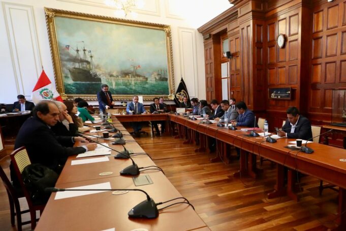 Militante de APP gana más que congresistas sin cumplir requisitos académicos