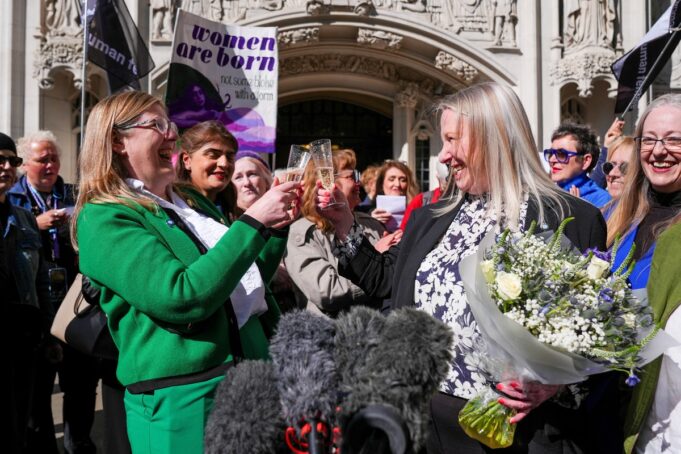 Corte Suprema del Reino Unido reafirma la realidad biológica: las mujeres trans no son mujeres en términos legales
