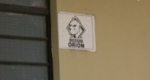 «Protección» impuesta: Extorsionadores marcan viviendas en SMP con sellos para cobrar cupos semanales