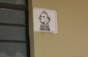 «Protección» impuesta: Extorsionadores marcan viviendas en SMP con sellos para cobrar cupos semanales