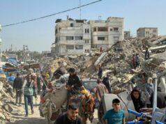 Nuevo crimen de guerra israelí: Bombardeo a escuela en Gaza deja 29 mártires palestinos Varias personas abandonan el barrio de Shujaiya, este jueves en Gaza, después de que un portavoz castrense israelí anunciara hoy nuevas órdenes de desalojo forzoso contra la norteña ciudad de Gaza • Foto: EFE