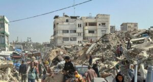 Nuevo crimen de guerra israelí: Bombardeo a escuela en Gaza deja 29 mártires palestinos Varias personas abandonan el barrio de Shujaiya, este jueves en Gaza, después de que un portavoz castrense israelí anunciara hoy nuevas órdenes de desalojo forzoso contra la norteña ciudad de Gaza • Foto: EFE