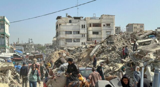 Nuevo crimen de guerra israelí: Bombardeo a escuela en Gaza deja 29 mártires palestinos Varias personas abandonan el barrio de Shujaiya, este jueves en Gaza, después de que un portavoz castrense israelí anunciara hoy nuevas órdenes de desalojo forzoso contra la norteña ciudad de Gaza • Foto: EFE