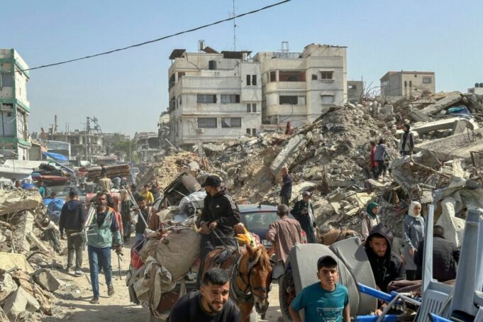 Nuevo crimen de guerra israelí: Bombardeo a escuela en Gaza deja 29 mártires palestinos Varias personas abandonan el barrio de Shujaiya, este jueves en Gaza, después de que un portavoz castrense israelí anunciara hoy nuevas órdenes de desalojo forzoso contra la norteña ciudad de Gaza • Foto: EFE