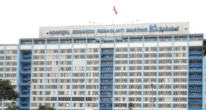 Tragedia en Hospital Rebagliati: Mujer pierde la vida al caer desde el último piso