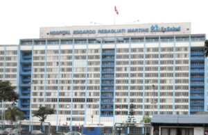 Tragedia en Hospital Rebagliati: Mujer pierde la vida al caer desde el último piso