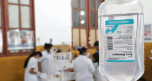 Suero contaminado cobra séptima víctima mientras crece la indignación