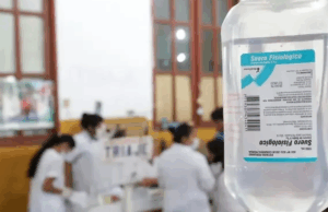 Suero contaminado cobra séptima víctima mientras crece la indignación