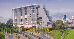 Docente de la UTEC de Barranco se lanza desde uno de los edificios del campus