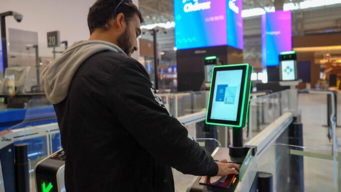 Migraciones activa prerregistro para agilizar el control migratorio mediante puertas electrónicas en nuevo aeropuerto(VIDEO)