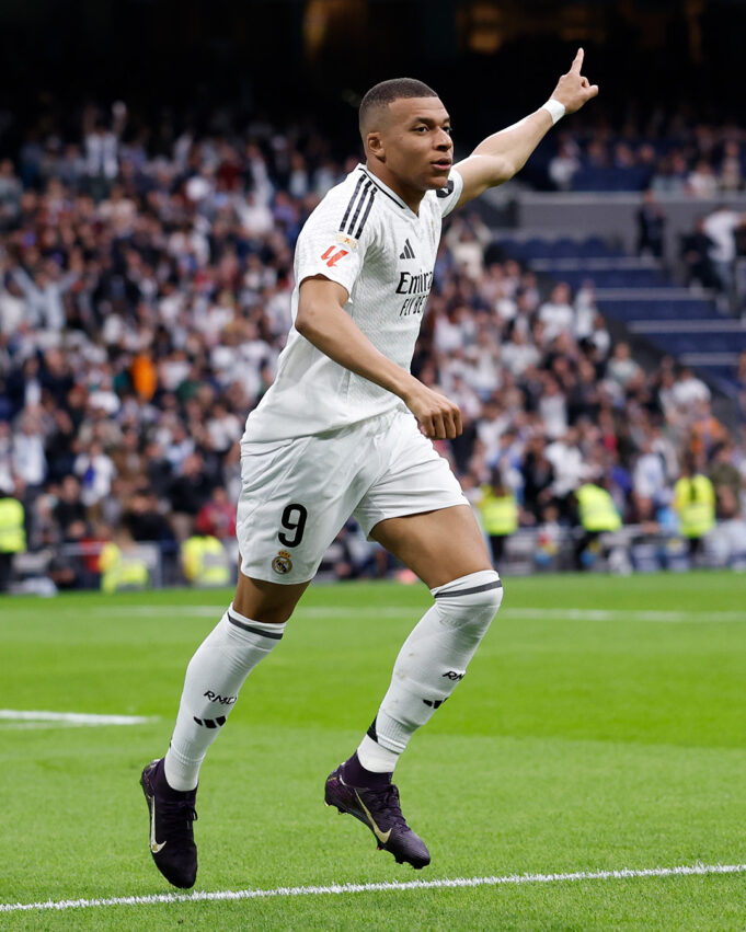 Real Madrid ganó al Celta 3-2 y sigue a cuatro puntos del líder Barcelona en la Liga de España