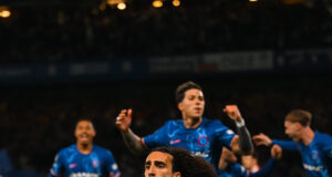 Chelsea sigue en lucha por estar en próxima Champions al vencer a Manchester United 1-0