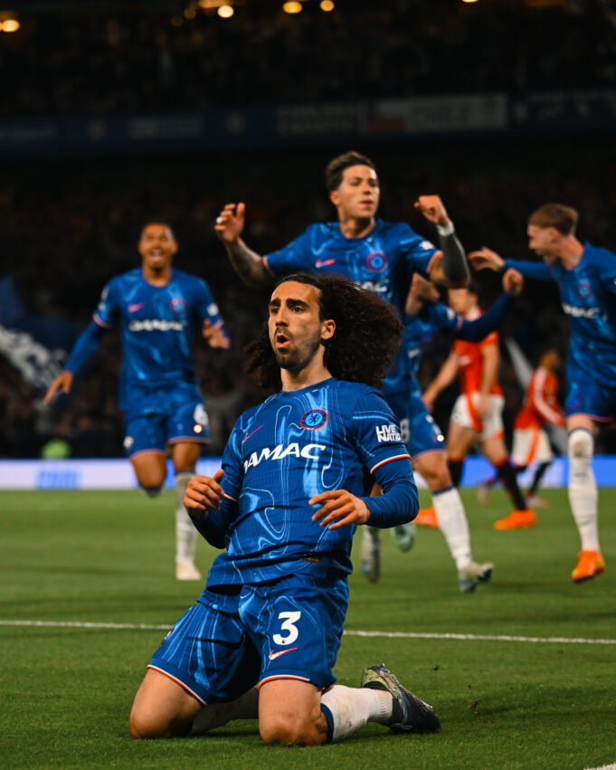 Chelsea sigue en lucha por estar en próxima Champions al vencer a Manchester United 1-0