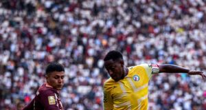 Universitario dejó de ser líder del Apertura al caer 2-0 con Juan Pablo II en el Nacional