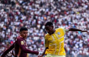 Universitario dejó de ser líder del Apertura al caer 2-0 con Juan Pablo II en el Nacional