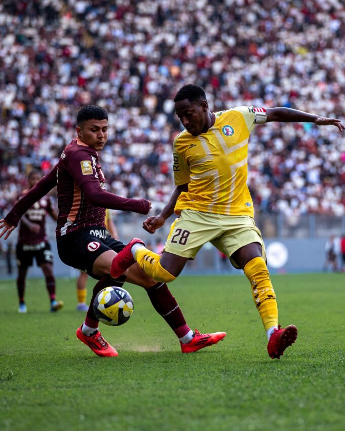 Universitario dejó de ser líder del Apertura al caer 2-0 con Juan Pablo II en el Nacional