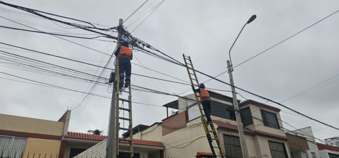 ¡Fuera cables en desuso! Pueblo Libre apuesta por una ciudad más limpia, segura y moderna