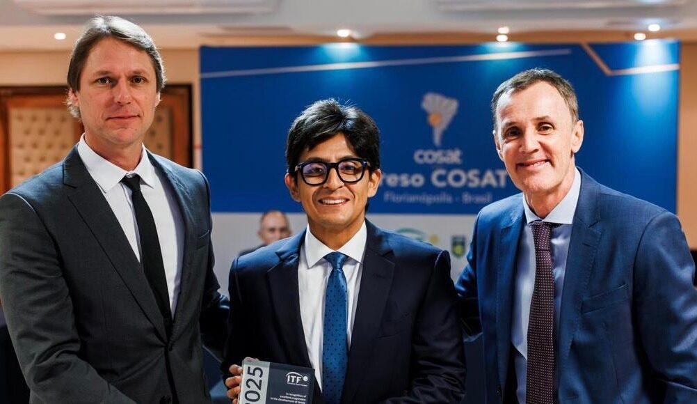 La COSAT entrega premio al Perú por su “Excelencia en el Desarrollo del Tenis”