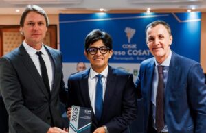 La COSAT entrega premio al Perú por su “Excelencia en el Desarrollo del Tenis”
