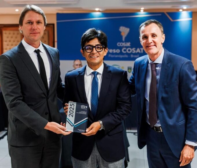 La COSAT entrega premio al Perú por su “Excelencia en el Desarrollo del Tenis”