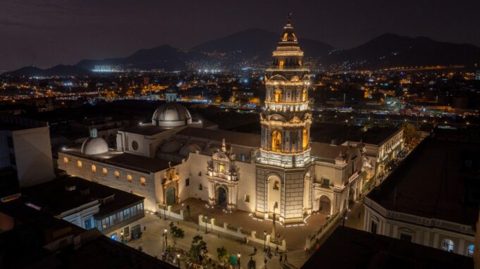 Restauran histórico conjunto monumental Santo Domingo. Se trata de la sexta iglesia recuperada en el Centro Histórico de Lima