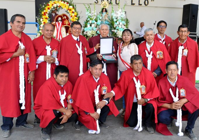 Alberto Huarcaya Neyra recibe emotivo reconocimiento por su incansable labor cultural en Lima