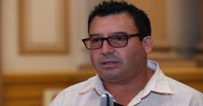Arequipa: mineros artesanales declaran persona no grata a congresista Edwin Martínez
