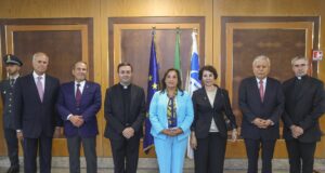 La presidenta Dina Boluarte asiste a misa inaugural del primer papa peruano en la Santa Sede