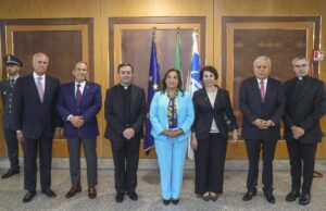 La presidenta Dina Boluarte asiste a misa inaugural del primer papa peruano en la Santa Sede