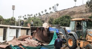 Violento desalojo en terminal pesquero de Chorrillos deja heridos entre pescadores y policías