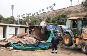 Violento desalojo en terminal pesquero de Chorrillos deja heridos entre pescadores y policías
