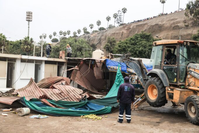 Violento desalojo en terminal pesquero de Chorrillos deja heridos entre pescadores y policías