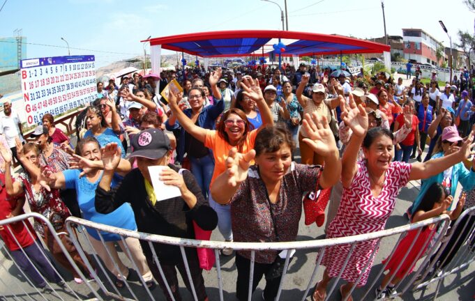 Cientos de madres de Mi Perú celebraron su día con una gran fiesta organizada por el Gore Callao
