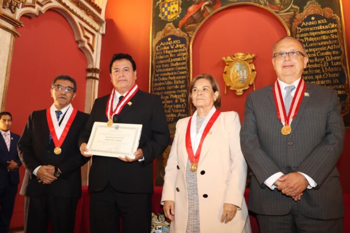 Presidente del IPEN recibe Medalla de Honor Sanmarquinos Destacados