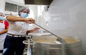 Ministra Leslie Urteaga entregó la cocina y almacén en emblemático colegio Ricardo Bentín